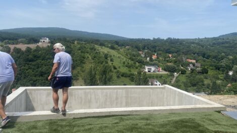 Így készült a medence gránit burkolata a Mecsekben